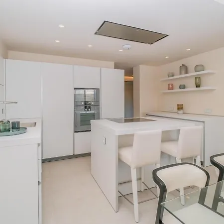 Daire Beautiful Velaya Beachfront 2 Bedrooms Rdr496