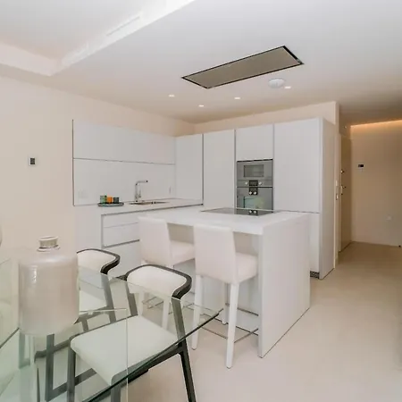 Beautiful Velaya Beachfront 2 Bedrooms Rdr496 *