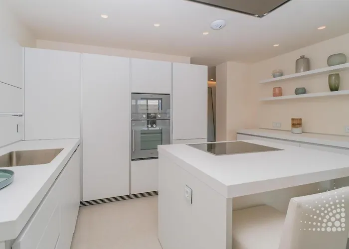 Beautiful Velaya Beachfront 2 Bedrooms Rdr496 *